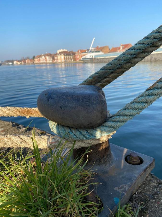 Peniche "Louise Michel" Sejournez Dans L'Appartement Du Capitaine, Offrez Vous Une Experience Inoubliable Au Fil De L'Eau Douai Bagian luar foto